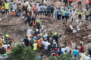 MAHARASHTRA / INDIA - 25 Ağustos 2020: Mahad 'da beş katlı bir apartman çökünce ölen bir kurbanın cesedini kurtarma ekipleri taşıdı.