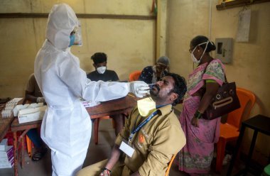 MUMBAI-INDIA - 8 Eylül 2020: Bir tıp çalışanı koronavirüsün yayılmasına karşı önleyici bir önlem olarak COVID-19 Coronavirus test sürüşü sırasında örnek alır.