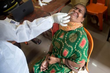 MUMBAI-INDIA - 8 Eylül 2020: Bir tıp çalışanı koronavirüsün yayılmasına karşı önleyici bir önlem olarak COVID-19 Coronavirus test sürücüsünden örnek alır.