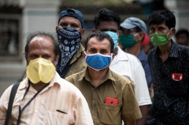 MUMBAI / INDIA - SEPTEMBER 9, 2020: Koronavirüsün yayılmasına karşı önleyici bir önlem olarak ülke çapındaki tecrit sırasında COVID-19 testi için kuyrukta bekleyen kamu işçisi.