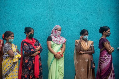 MUMBAI / INDIA - SEPTEMBER 9, 2020: Koronavirüsün yayılmasına karşı önleyici bir önlem olarak ülke çapındaki tecrit sırasında COVID-19 testi için kuyrukta bekleyen kamu işçisi.