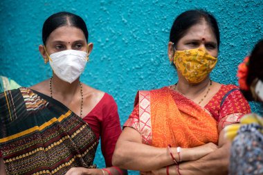 MUMBAI / INDIA - SEPTEMBER 9, 2020: Koronavirüsün yayılmasına karşı önleyici bir önlem olarak ülke çapındaki tecrit sırasında COVID-19 testi için kuyrukta bekleyen kamu işçisi.