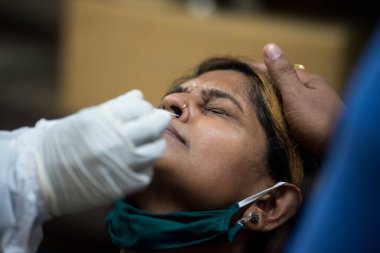 MUMBAI-INDIA - 9 Eylül 2020: Bir tıp çalışanı koronavirüsün yayılmasına karşı önleyici bir önlem olarak COVID-19 Coronavirus test sürüşü sırasında örnek alır.