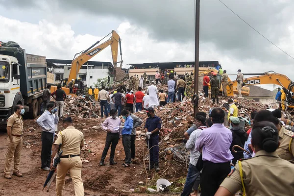 MAHARASHTRA / INDIA - 25 Ağustos 2020: Bir kazıcı Mahad 'daki çökmüş beş katlı bir apartmanın enkazını temizliyor.