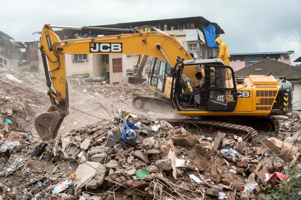 MAHARASHTRA / INDIA - 25 Ağustos 2020: Bir kazıcı Mahad 'daki çökmüş beş katlı bir apartmanın enkazını temizliyor.