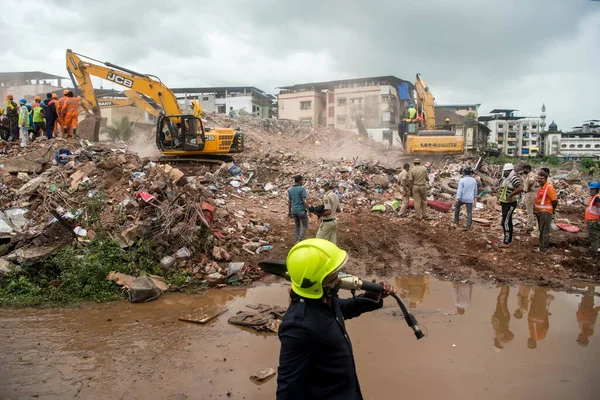 MAHARASHTRA / INDIA - 25 Ağustos 2020: Bir kazıcı Mahad 'daki çökmüş beş katlı bir apartmanın enkazını temizliyor