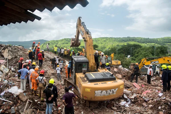 Maharashtra India Sierpnia 2020 Koparka Oczyszcza Gruz Zawalonego Pięciopiętrowego Budynku — Zdjęcie stockowe