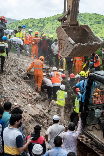 MAHARASHTRA / INDIA - 25 Ağustos 2020: Kurtarma ekipleri Mahad 'daki çökmüş beş katlı bir apartmanın enkazında hayatta kalanları arıyor