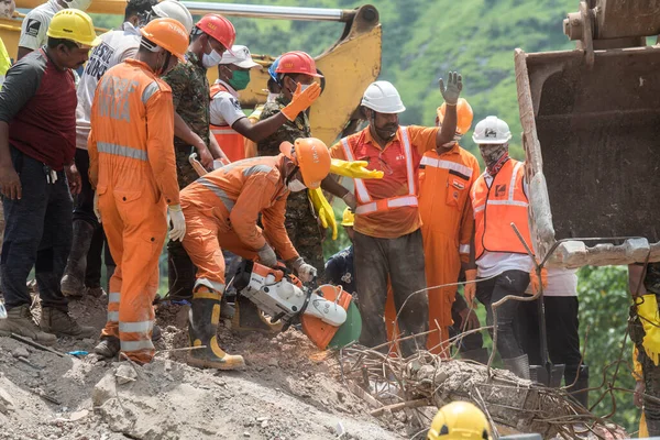 MAHARASHTRA / INDIA - 25 Ağustos 2020: Kurtarma ekipleri Mahad 'daki çökmüş beş katlı bir apartmanın enkazında hayatta kalanları arıyor