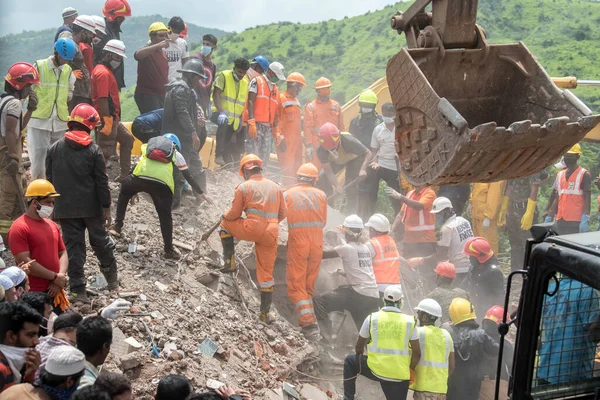 MAHARASHTRA / INDIA - 25 Ağustos 2020: Kurtarma ekipleri Mahad 'daki çökmüş beş katlı bir apartmanın enkazında hayatta kalanları arıyor