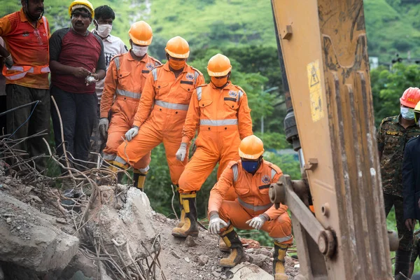 MAHARASHTRA / INDIA - 25 Ağustos 2020: Kurtarma ekipleri Mahad 'daki çökmüş beş katlı bir apartmanın enkazında hayatta kalanları arıyor