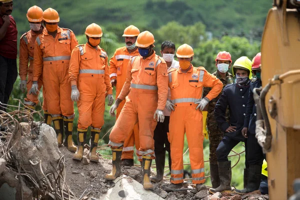 MAHARASHTRA / INDIA - 25 Ağustos 2020: Kurtarma ekipleri Mahad 'daki çökmüş beş katlı bir apartmanın enkazında hayatta kalanları arıyor.