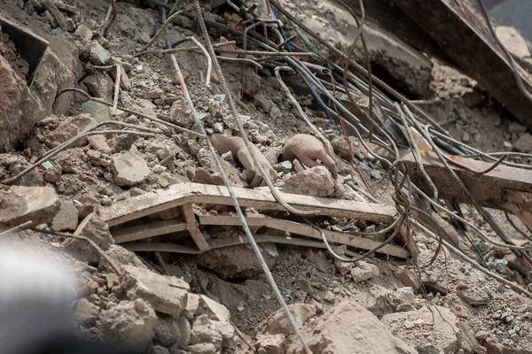 MAHARASHTRA / INDYA - 25 Ağustos 2020: Mahad 'daki beş katlı bina çöktükten sonra kurtarma operasyonu sırasında kimliği belirsiz bir ceset bulundu