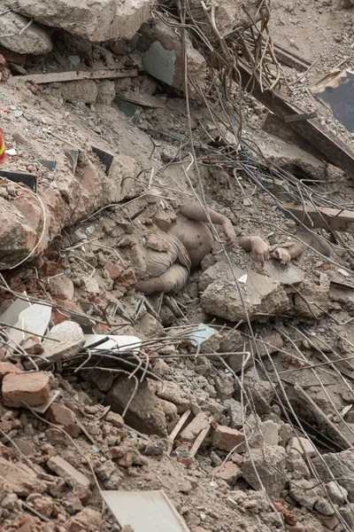 MAHARASHTRA / INDYA - 25 Ağustos 2020: Mahad 'daki beş katlı bina çöktükten sonra kurtarma operasyonu sırasında kimliği belirsiz bir ceset bulundu