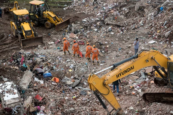 Maharashtra India Серпня 2020 Екскаватор Розчищає Руїни Зруйнованого Ятиповерхового Житлового — стокове фото
