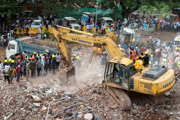 Maharashtra Inde Août 2020 Une Excavatrice Nettoie Les Décombres Immeuble — Photo