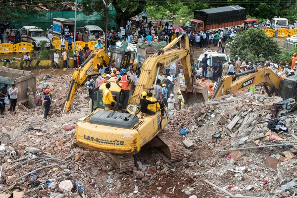 MAHARASHTRA / INDIA - 25 Ağustos 2020: Bir kazıcı Mahad 'daki çökmüş beş katlı bir apartmanın enkazını temizliyor.