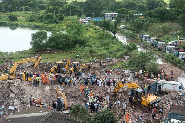 マハシュトラ インド2020年8月25日 マハドの倒壊した5階建てのアパートの瓦礫を掘削機がクリア — ストック写真