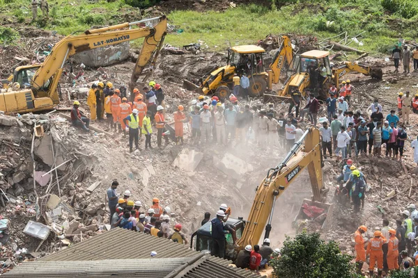 MAHARASHTRA / INDIA - 25 Ağustos 2020: Bir kazıcı Mahad 'daki çökmüş beş katlı bir apartmanın enkazını temizliyor.