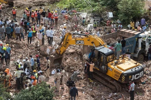 MAHARASHTRA / INDIA - 25 Ağustos 2020: Bir kazıcı Mahad 'daki çökmüş beş katlı bir apartmanın enkazını temizliyor.