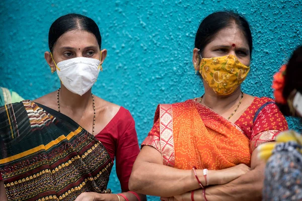 MUMBAI / INDIA - SEPTEMBER 9, 2020: Koronavirüsün yayılmasına karşı önleyici bir önlem olarak ülke çapındaki tecrit sırasında COVID-19 testi için kuyrukta bekleyen kamu işçisi.