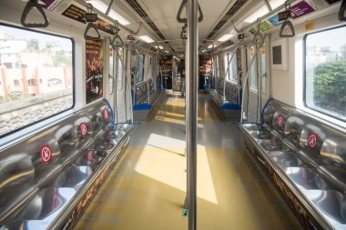 MUMBAI / INDIA - 17 Ekim 2020: Andheri 'deki Covid-19 salgını nedeniyle metro şebekesi 6 ay sonra hizmete devam etmeye hazırlanırken boş vagonun içindeki bir koltukta sosyal uzaklık etiketi görülebilir