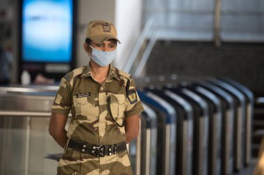 MUMBAI / INDIA - 17 Ekim 2020: Andheri metro istasyonundaki güvenlik personeli, 6 ay süren Covid-19 salgınından sonra hizmete devam etmeye hazırlanırken,.