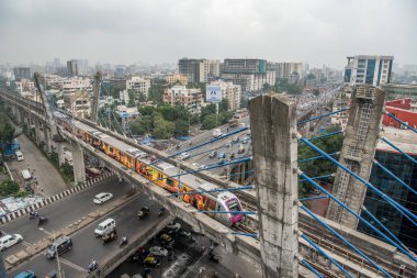 MUMBAI / INDIA - 19 Ekim 2020: Covid-19 Coronavirus salgını nedeniyle metro şebekesi kapatıldıktan sonra bir metro treni köprüden geçti.