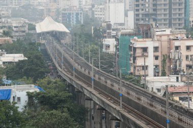 MUMBAI / INDIA - 19 Ekim 2020: Andheri 'deki metro köprüsünün görüntüsü, Metro demiryolu ağı Covid-19 Coronavirus salgını nedeniyle kapandıktan sonra hizmetlerine devam etti.