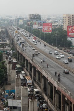 MUMBAI / INDIA - 19 Ekim 2020: Covid-19 Coronavirus salgını nedeniyle kapatıldıktan sonra yeniden hizmete giren araçların hava görüntüsü