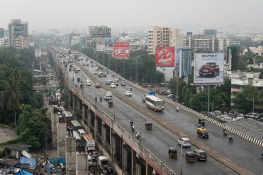 MUMBAI / INDIA - 19 Ekim 2020: Covid-19 Coronavirus salgını nedeniyle kapatıldıktan sonra yeniden hizmete giren araçların hava görüntüsü