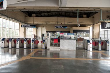 MUMBAI / INDIA - 19 Ekim 2020: Andheri istasyonundaki otomatikleştirilmiş ücret toplama sistemi (AFC) metro şebekesi, Covid-19 salgını nedeniyle 6 ay sonra hizmete devam etmeye hazırlanırken.