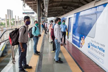 MUMBAI / INDIA - 19 Ekim 2020: Covid-19 Coronavirus salgını nedeniyle metro şebekesi kapandıktan sonra metro istasyonunu bekleyen yolcu.