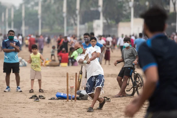 Mumbai India Octubre 2020 Niños Con Máscara Juegan Cricket Playa — Foto de Stock