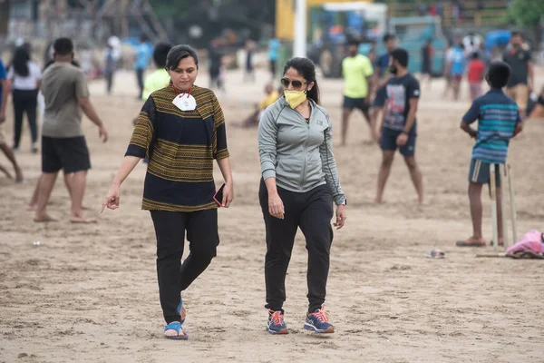 Mumbai India Octubre 2020 Niños Con Máscara Jugando Playa Juhu — Foto de Stock