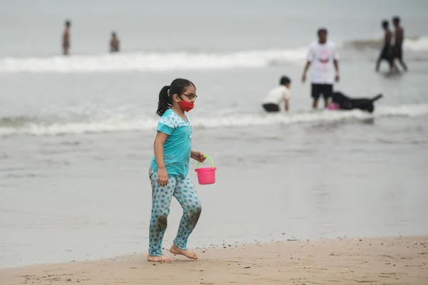 Mumbai India Octubre 2020 Niños Con Máscara Jugando Playa Juhu — Foto de Stock