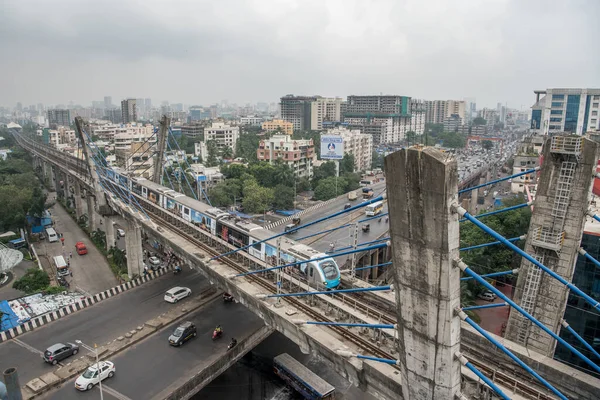 MUMBAI / INDIA - 19 Ekim 2020: Covid-19 Coronavirus salgını nedeniyle metro şebekesi kapatıldıktan sonra bir metro treni köprüden geçti.