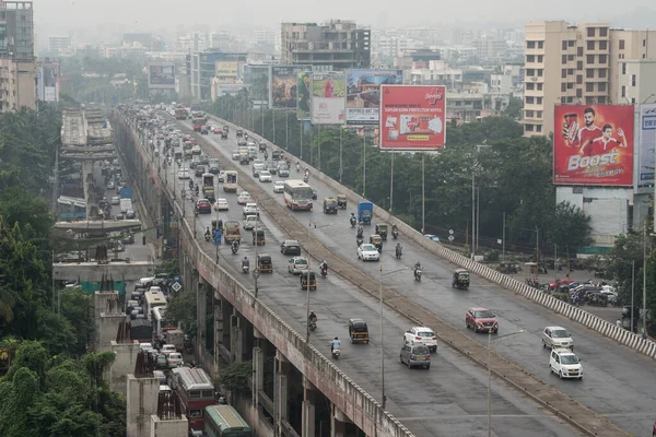 MUMBAI / INDIA - 19 Ekim 2020: Covid-19 Coronavirus salgını nedeniyle kapatıldıktan sonra yeniden hizmete giren araçların hava görüntüsü