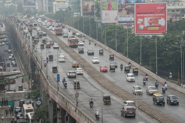 MUMBAI / INDIA - 19 Ekim 2020: Covid-19 Coronavirus salgını nedeniyle kapatıldıktan sonra yeniden hizmete giren araçların hava görüntüsü.