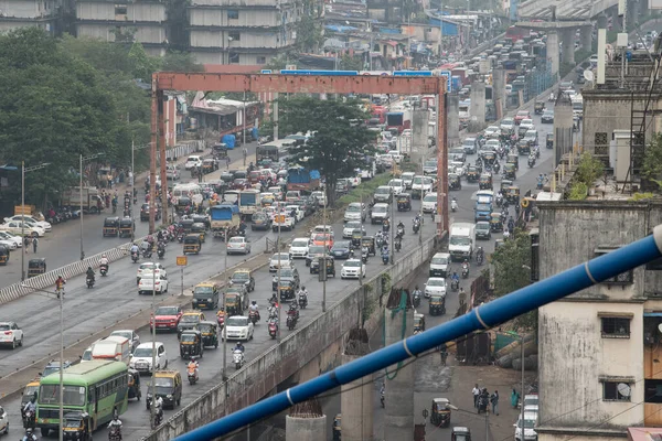 MUMBAI / INDIA - 19 Ekim 2020: Covid-19 Coronavirus salgını nedeniyle kapatıldıktan sonra yeniden hizmete giren araçların hava görüntüsü