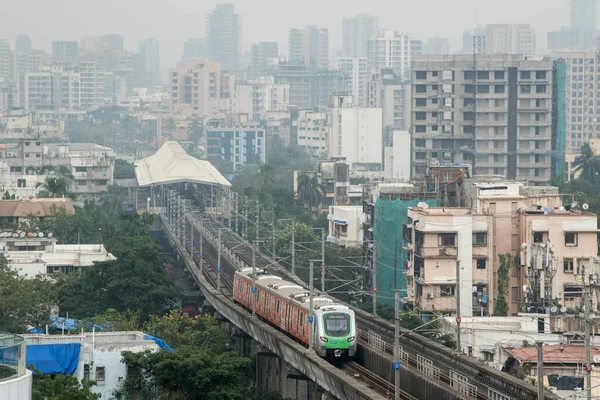 Mumbai India Października 2020 Pociąg Metra Przejeżdża Przez Most Wznowieniu — Zdjęcie stockowe