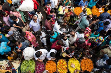MUMBAI / INDIA - 24 Ekim 2020: Bir motosikletli, Dussehra Hindu festivali vesilesiyle Dadar pazarındaki yaya ve alışveriş merkezlerinin önünden geçiyor. Covid-19 koronavirüs salgını sırasında.