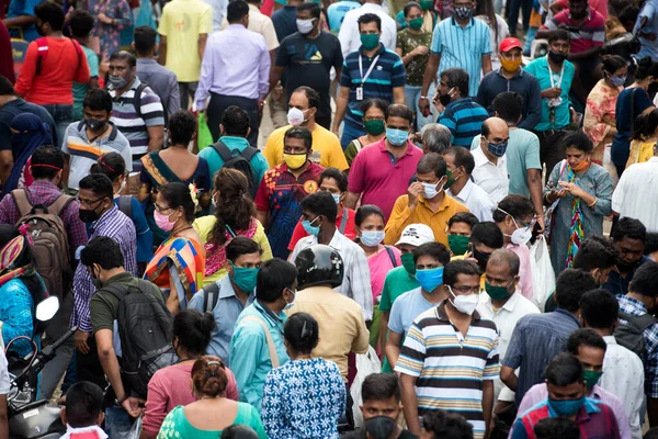 MUMBAI / INDIA - 24 Ekim 2020: Covid-19 Coronavirus salgını sırasında Hindu Dussehra festivali vesilesiyle Dadar pazarında yüz maskesi takan yayalar yürüyorlar.