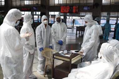 MUMBAI-INDIA - 27 Kasım 2020: Koronavirüsün yayılmasına karşı önleyici bir önlem olarak, Bandra terminalindeki COVID-19 test sürüşü sırasında brifing için koruyucu ekipman giyen sağlık çalışanları toplandı.
