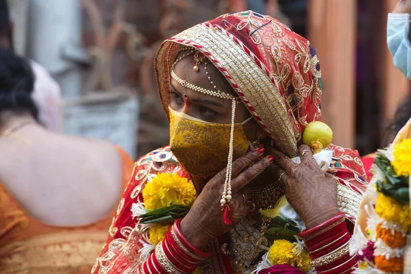 Mumbai India 2020 코로나 바이러스 드라의 사원에서 결혼식을 신부가 마스크를 — 스톡 사진