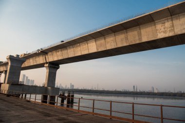 MUMBAI / INDIA - 4 Aralık 2020: Sewri Nhava Sheva Trans Harbour Link olarak da bilinen Mumbai Trans Harbour Link 'in yapım çalışması.