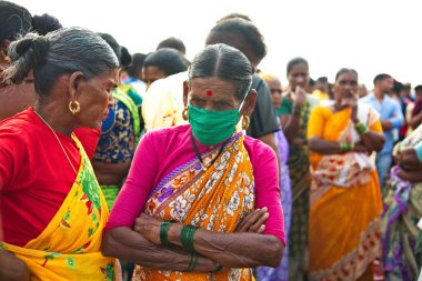 MUMBAI-INDIA 4 Ocak 2021: Harnai sahilindeki balık pazarında, Maharshi Karve plajı, Dapoli, Ratnagiri bölgesi açık artırma sırasında müşteriler.