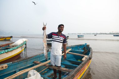 MUMBAI-INDIA 4 Ocak 2021: Balıkçı, Harnai sahilindeki balık pazarında, Maharshi Karve plajı, Dapoli, Ratnagiri bölgesi,.