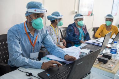 MUMBAI-INDIA - 16 Ocak 2021: Rajawadi Hastanesi 'ndeki Covid-19 Coronavirus aşısı sırasında çalışan bir personel.
