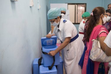 MUMBAI-INDIA - 16 Ocak 2021: Bir tıp çalışanı, Covid-19 Coronavirus aşılama kampanyası başlamadan önce Rajawadi Hastanesi 'nde bir aşı deposu açtı.